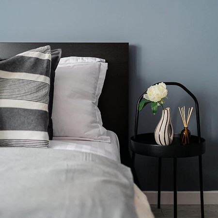 Chic Black & White 2Br Retreat On Dambovitei Букурещ Екстериор снимка