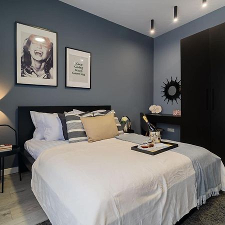 Chic Black & White 2Br Retreat On Dambovitei Букурещ Екстериор снимка