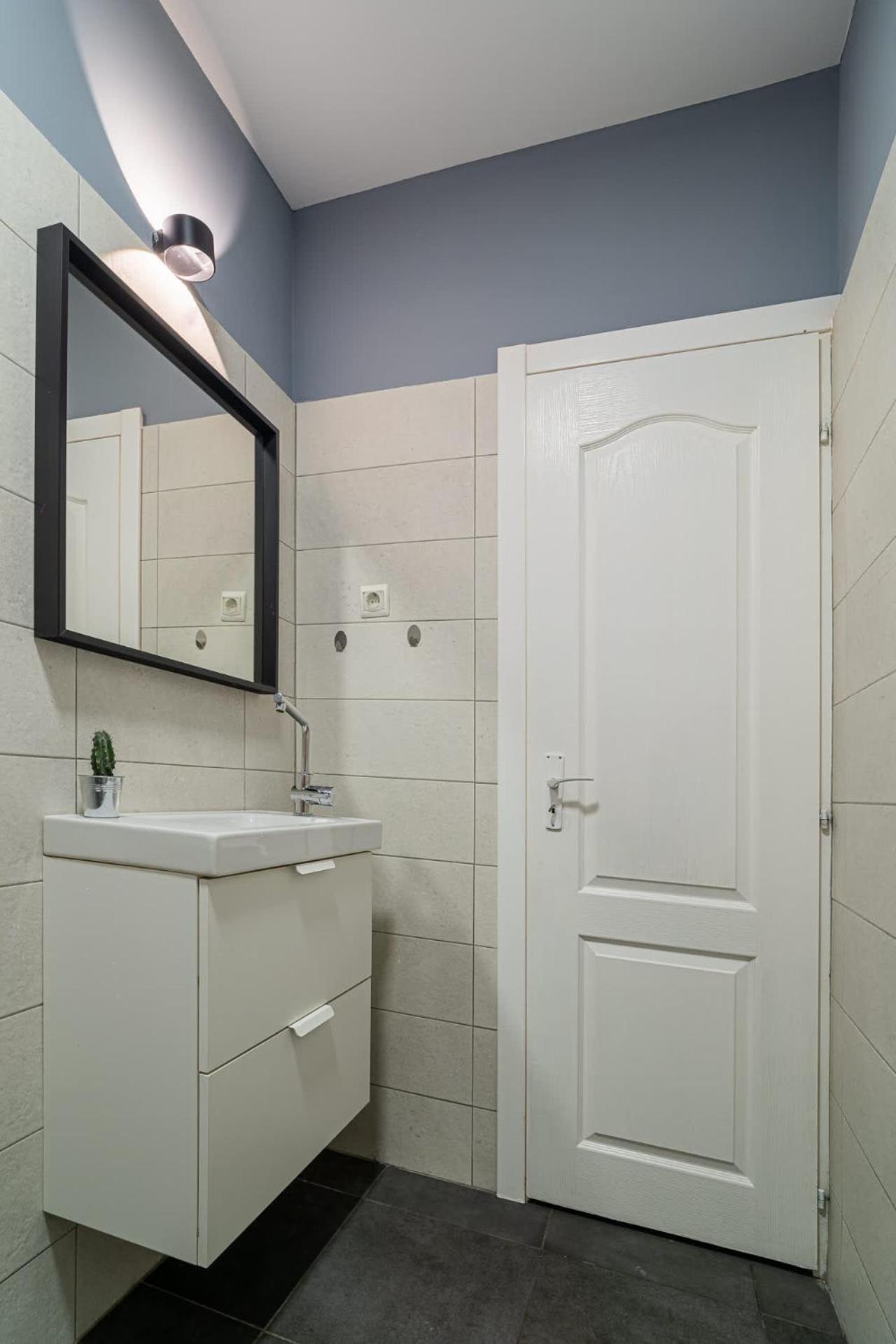 Chic Black & White 2Br Retreat On Dambovitei Букурещ Екстериор снимка