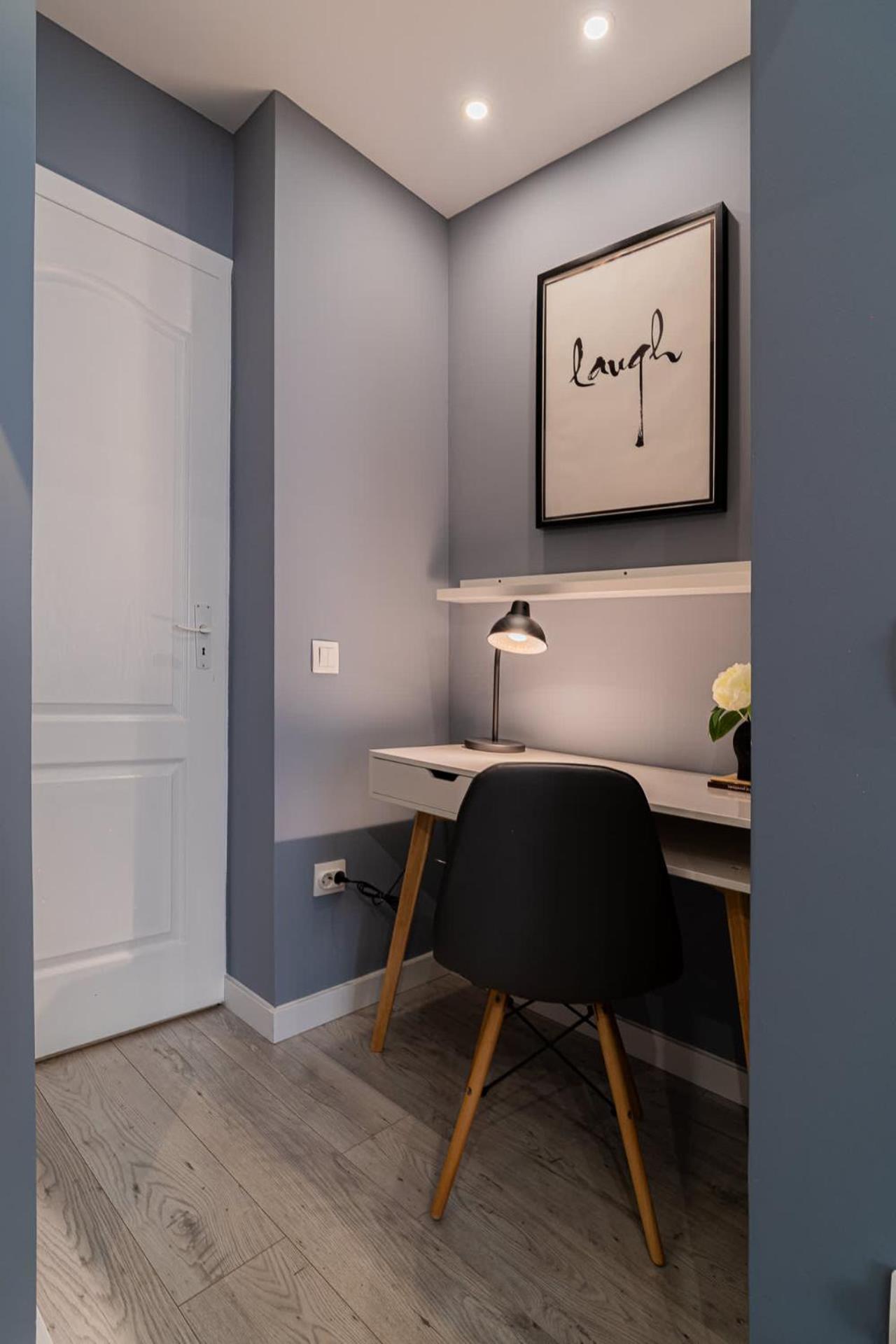 Chic Black & White 2Br Retreat On Dambovitei Букурещ Екстериор снимка