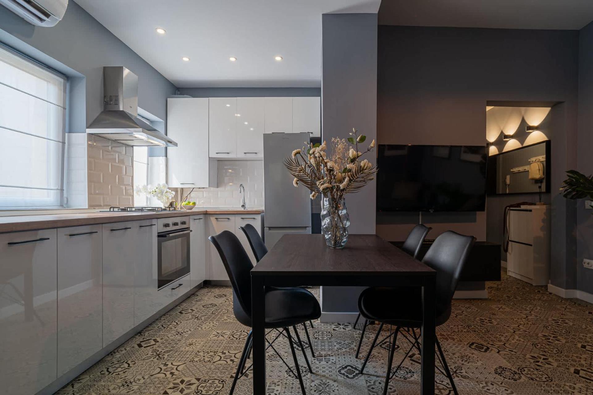 Chic Black & White 2Br Retreat On Dambovitei Букурещ Екстериор снимка