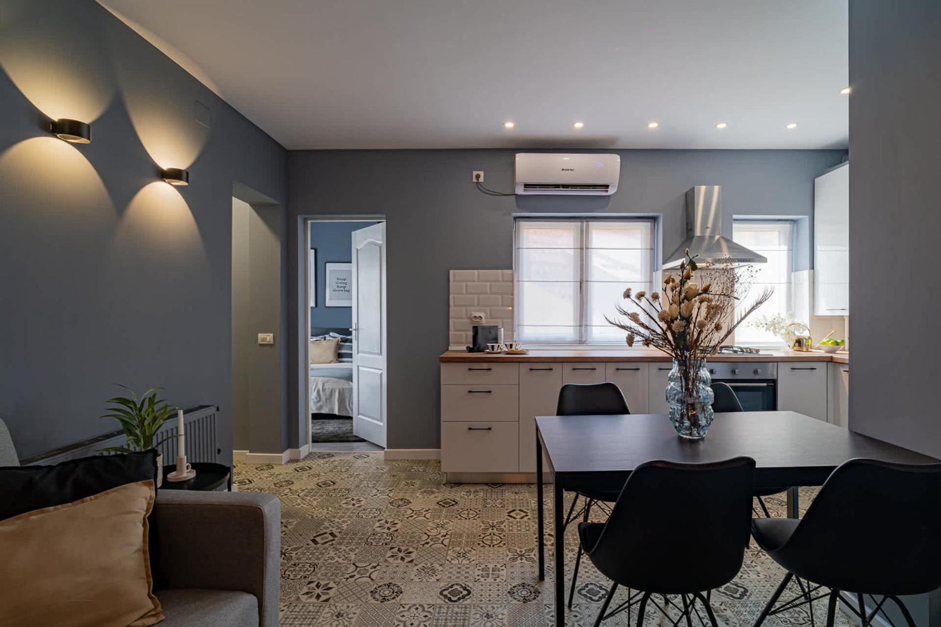 Chic Black & White 2Br Retreat On Dambovitei Букурещ Екстериор снимка